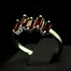 Серебряное кольцо 925 пробы 2,78 г с мозамбикскими Гранатами 1,83 карат Серебряное кольцо 925 пробы 2,78 г с мозамбикскими Гранатами 1,83 карат