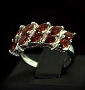 Серебряное кольцо 925 пробы 4,18 г с мозамбикскими Гранатами 2,83 карат Серебряное кольцо 925 пробы 4,18 г с мозамбикскими Гранатами 2,83 карат