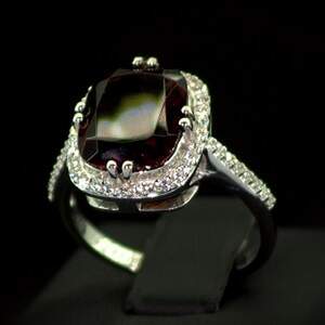 Серебряное кольцо 925 пробы 4,68 г с мозамбикским Гранатом и цирконами 5,98 карат Серебряное кольцо 925 пробы 4,68 г с мозамбикским Гранатом и цирконами 5,98 карат