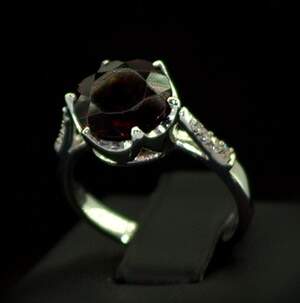 Серебряное кольцо 925 пробы 4,16 г с мозамбикским Гранатом и цирконами 3,96 карат Серебряное кольцо 925 пробы 4,16 г с мозамбикским Гранатом и цирконами 3,96 карат