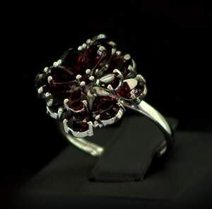 Серебряное кольцо 925 пробы 3,65 г с мозамбикскими Гранатами 4,76 карат Серебряное кольцо 925 пробы 3,65 г с мозамбикскими Гранатами 4,76 карат