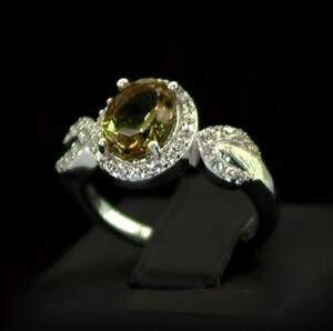 Серебряное кольцо 925 пробы 4,13 г с турецким Султанітом класса АААА и цирконами 1,79 карат Серебряное кольцо 925 пробы 4,13 г с турецким Султанітом класса АААА и цирконами 1,79 карат
