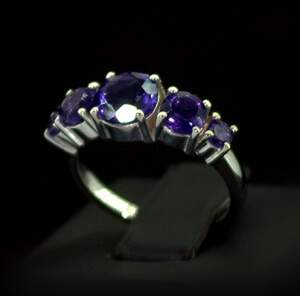Серебряное кольцо 925 пробы 3,31 г с африканскими Аметистами 2,37 карат Серебряное кольцо 925 пробы 3,31 г с африканскими Аметистами 2,37 карат