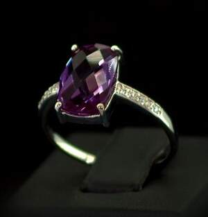 Серебряное кольцо 925 пробы 2,97 г с индийским Олександритом и цирконами 5,32 карат Серебряное кольцо 925 пробы 2,97 г с индийским Олександритом и цирконами 5,32 карат