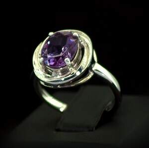 Серебряное кольцо 925 пробы 4,23 г с индийским Олександритом 3,58 карат Серебряное кольцо 925 пробы 4,23 г с индийским Олександритом 3,58 карат