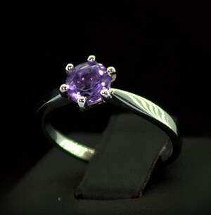 Серебряное кольцо 925 пробы 1,85 г с бразильским Аметистом 0,95 карат Серебряное кольцо 925 пробы 1,85 г с бразильским Аметистом 0,95 карат