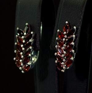 Серебряные серьги 925 пробы 3,9 г с чеськими Гранатами и фианитами 1,98 карат Серебряные серьги 925 пробы 3,9 г с чеськими Гранатами и фианитами 1,98 карат