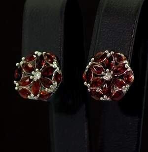 Серебряные серьги 925 пробы 3,97 г с чеськими Гранатами и фианитами 2,26 карат Серебряные серьги 925 пробы 3,97 г с чеськими Гранатами и фианитами 2,26 карат