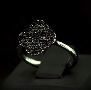 Серебряное кольцо 925 пробы 2,7 г с черными Фианитами 3,6 карат Серебряное кольцо 925 пробы 2,7 г с черными Фианитами 3,6 карат