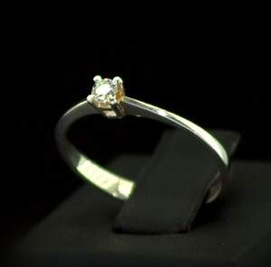 Серебряное кольцо 925 пробы 1,24 г с Діамантом 1,24 г с Діамантом Кр 57 4/5 0,1 карат Серебряное кольцо 925 пробы 1,24 г с Діамантом 1,24 г с Діамантом Кр 57 4/5 0,1 карат