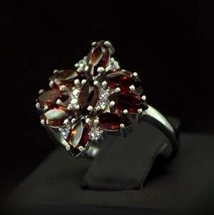 Серебряное кольцо 925 пробы 3,47 г с чеськими Гранатами и фианитами 3,04 карат Серебряное кольцо 925 пробы 3,47 г с чеськими Гранатами и фианитами 3,04 карат