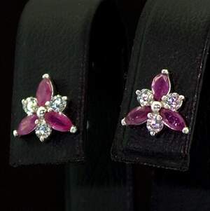 Серебряные серьги 925 пробы 2,01 г с таїландськими Рубінами и фианитами 1,07 карат Серебряные серьги 925 пробы 2,01 г с таїландськими Рубінами и фианитами 1,07 карат