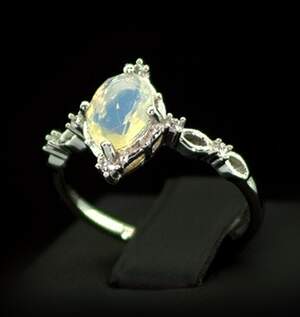 Серебряное кольцо 925 пробы 1,82 г с эфиопским Опалом класса АААА и цирконами 0,81 карат Серебряное кольцо 925 пробы 1,82 г с эфиопским Опалом класса АААА и цирконами 0,81 карат