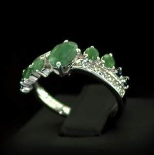 Серебряное кольцо 925 пробы 3,33 г со Изумрудами класса АААА, голубыми Сапфірами класса АААА и цирконами 1,54 карат Серебряное кольцо 925 пробы 3,33 г со Изумрудами класса АААА, голубыми Сапфірами класса АААА и цирконами 1,54 карат