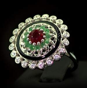 Серебряное кольцо 925 пробы 7,46 г с Рубіном класса АААА, смарагдами класса АААА, цирконами та эмалью 2,39 карат Серебряное кольцо 925 пробы 7,46 г с Рубіном класса АААА, смарагдами класса АААА, цирконами та эмалью 2,39 карат