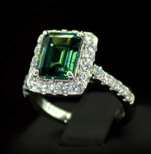 Серебряное кольцо 925 пробы 6,34 г с Олександритом и фианитами 3,94 карат Серебряное кольцо 925 пробы 6,34 г с Олександритом и фианитами 3,94 карат