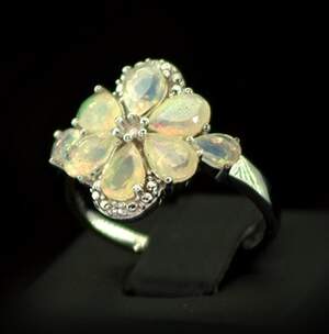Серебряное кольцо 925 пробы 3,58 г с эфиопскими Опалами класса АААА и цирконами 2,08 карат Серебряное кольцо 925 пробы 3,58 г с эфиопскими Опалами класса АААА и цирконами 2,08 карат