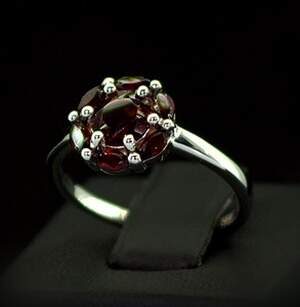 Серебряное кольцо 925 пробы 2,64 г с мозамбикскими Гранатами 1,67 карат Серебряное кольцо 925 пробы 2,64 г с мозамбикскими Гранатами 1,67 карат