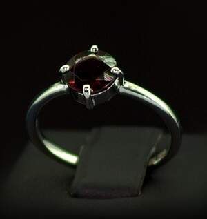 Серебряное кольцо 925 пробы 1,77 г с мозамбикским Гранатом 1,53 карат Серебряное кольцо 925 пробы 1,77 г с мозамбикским Гранатом 1,53 карат
