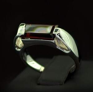 Серебряное кольцо 925 пробы 5,57 г с мозамбикским Гранатом 2,9 карат Серебряное кольцо 925 пробы 5,57 г с мозамбикским Гранатом 2,9 карат