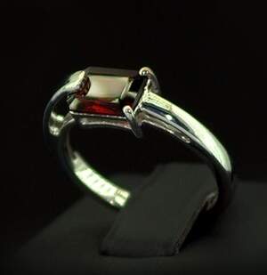 Серебряное кольцо 925 пробы 2,86 г с мозамбикским Гранатом 1,8 карат Серебряное кольцо 925 пробы 2,86 г с мозамбикским Гранатом 1,8 карат