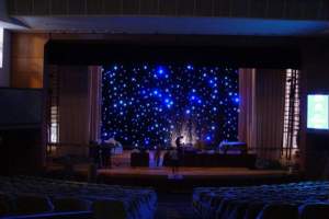 Задник, занавес и кулисы в виде «звездного неба».