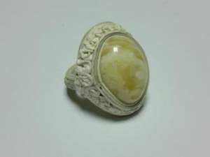 Кольцо из кожи цвета русого песка, с королевским янтарем верескового цвета.