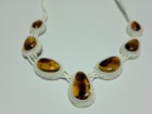 Колье из кожи белого цвета с медовым янтарем из 7 камней и природными рисунками.
